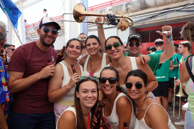 GALERIA DE FOTOS de l'estrene del BARET de les festes de DUANES: gran ambient, “botellins” a caixes i, a més… bous a la mar GALERIA DE FOTOS de l'estrene del BARET de les festes de DUANES: gran ambient, “botellins” a caixes i, a més… bous a la mar